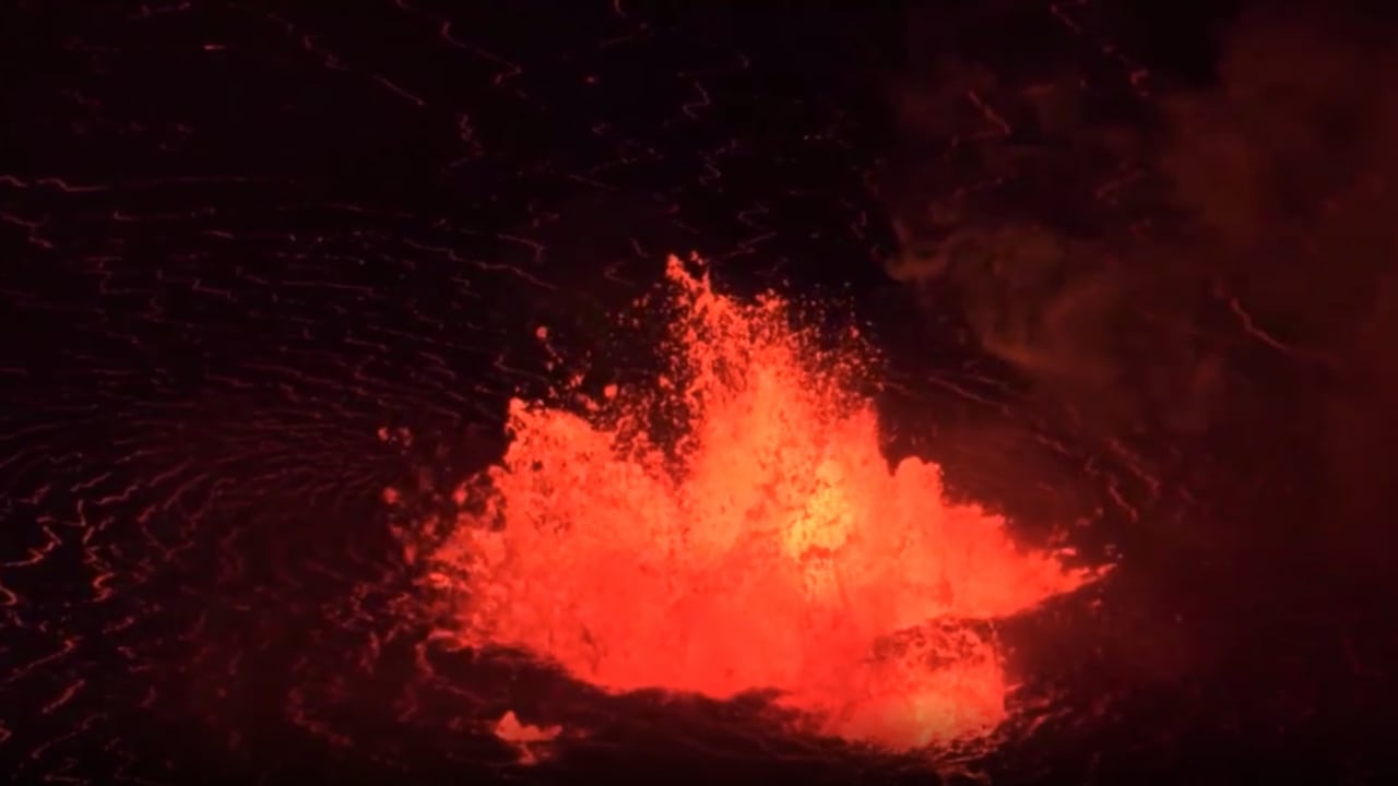شاهد.. نافورة حمم بركانية ملتهبة تتدفق من بركان كيلوا في هاواي