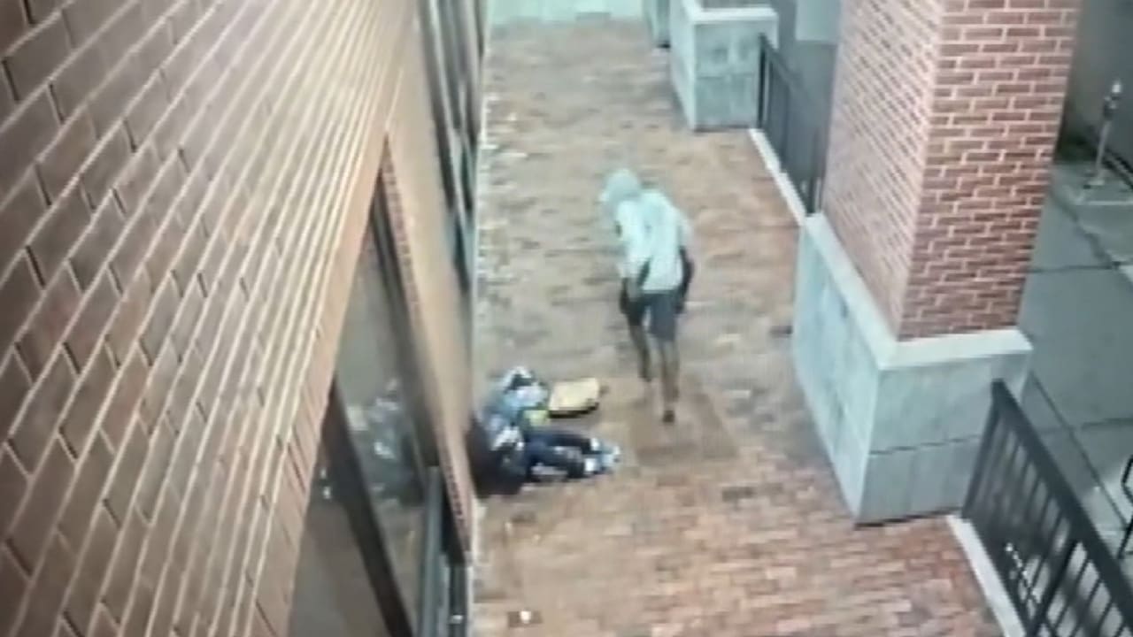 كاميرا مراقبة ترصد رجلًا يعتدي بوحشية على وجه ورأس امرأة مسنة ويلوذ بالفرار