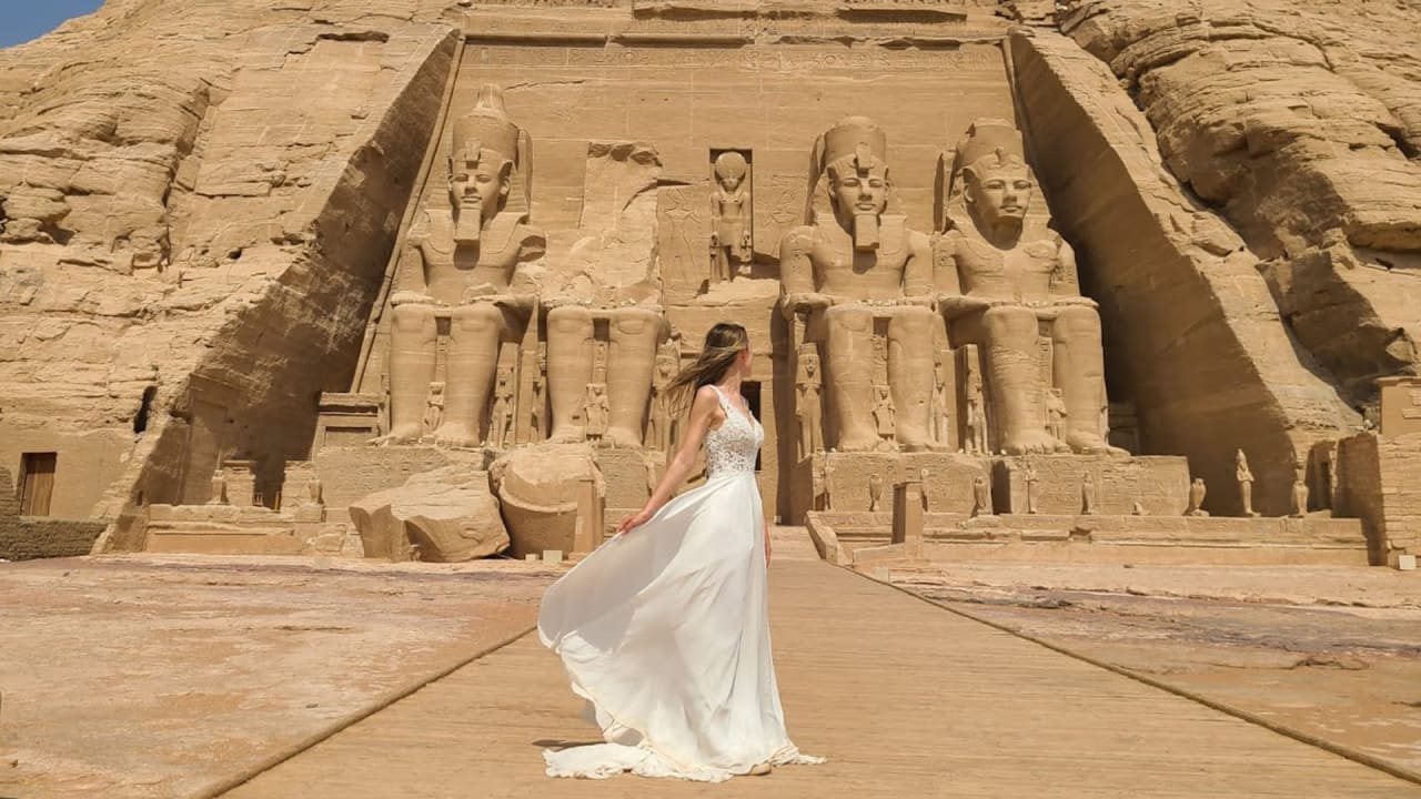 سافرت به إلى مصر والأردن والمغرب..أمريكية تجوب العالم بفستان زفافها 