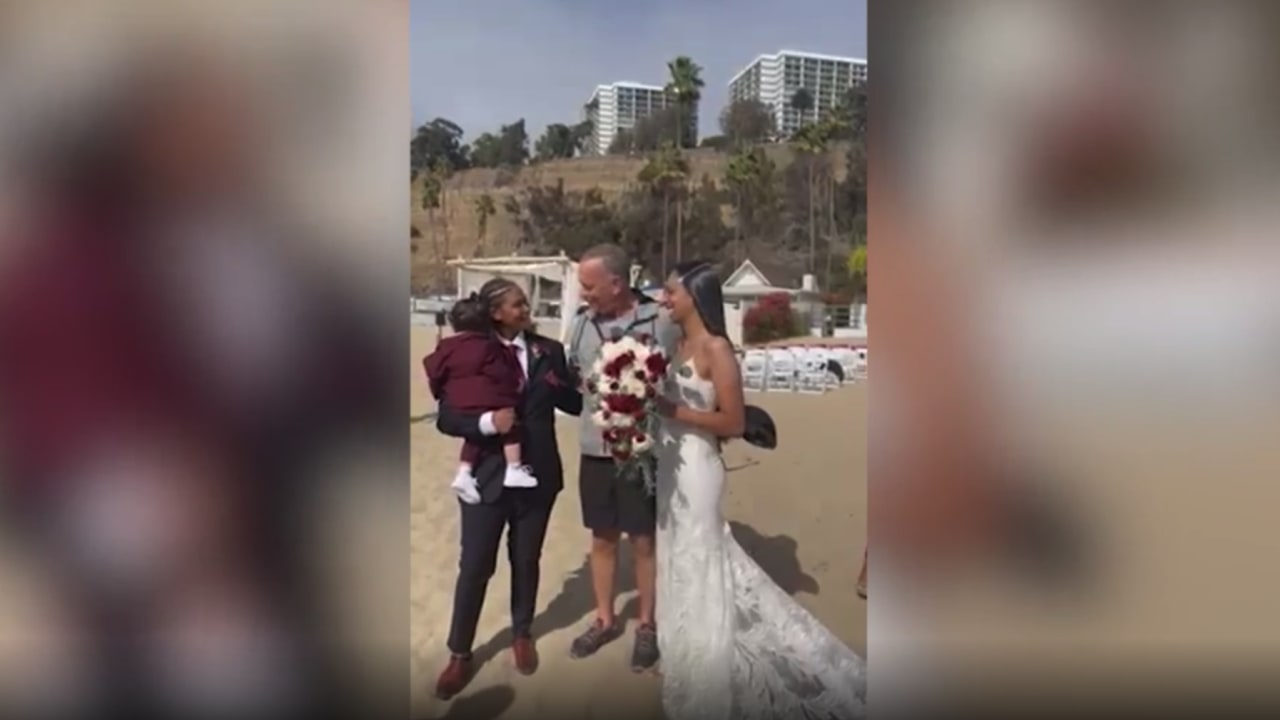شاهد كيف فاجأ الممثل توم هانكس عروسان على شاطئ بكاليفورنيا