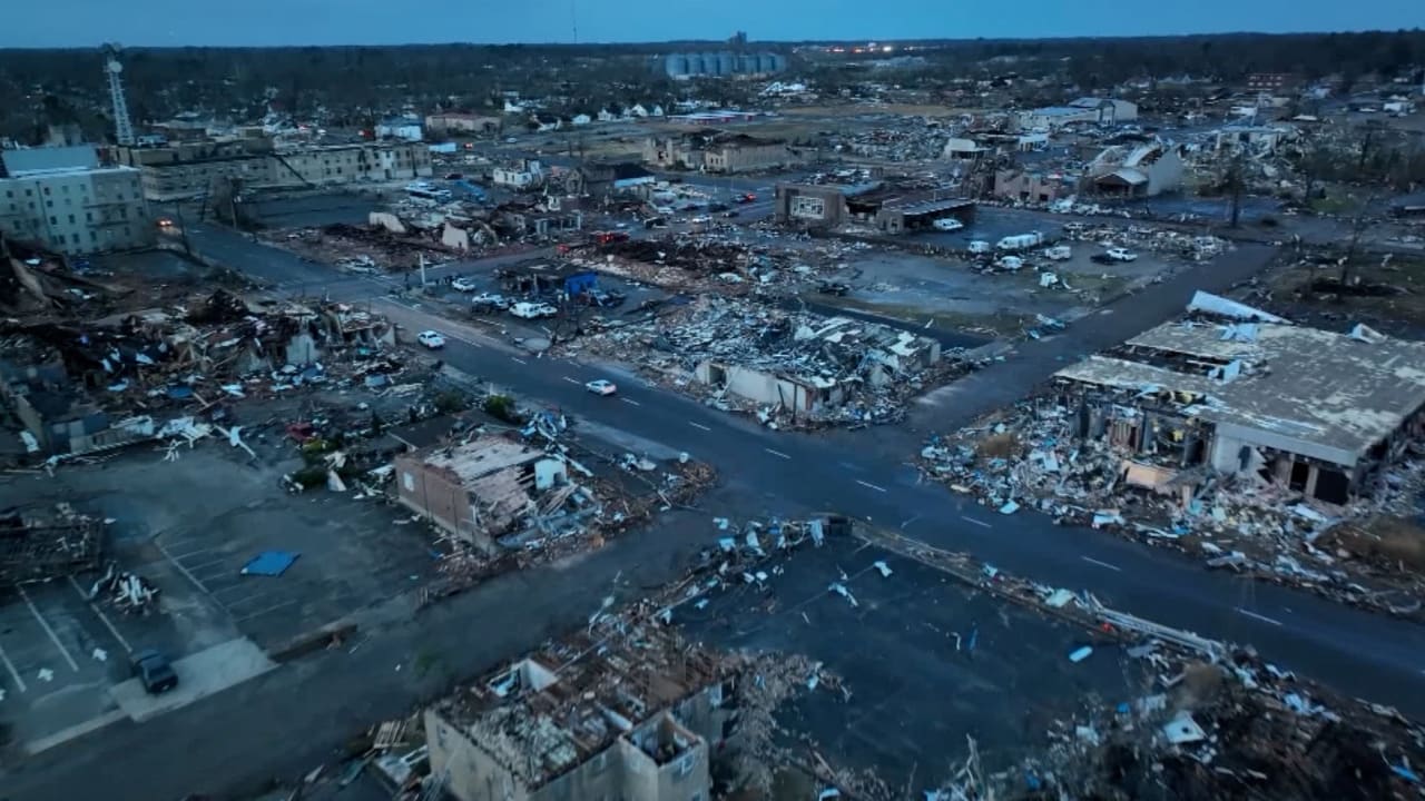 كاميرا طائرة بدون طيار تلتقط مشاهد الدمار الشامل الذي أحدثه إعصار في ولايات أمريكية