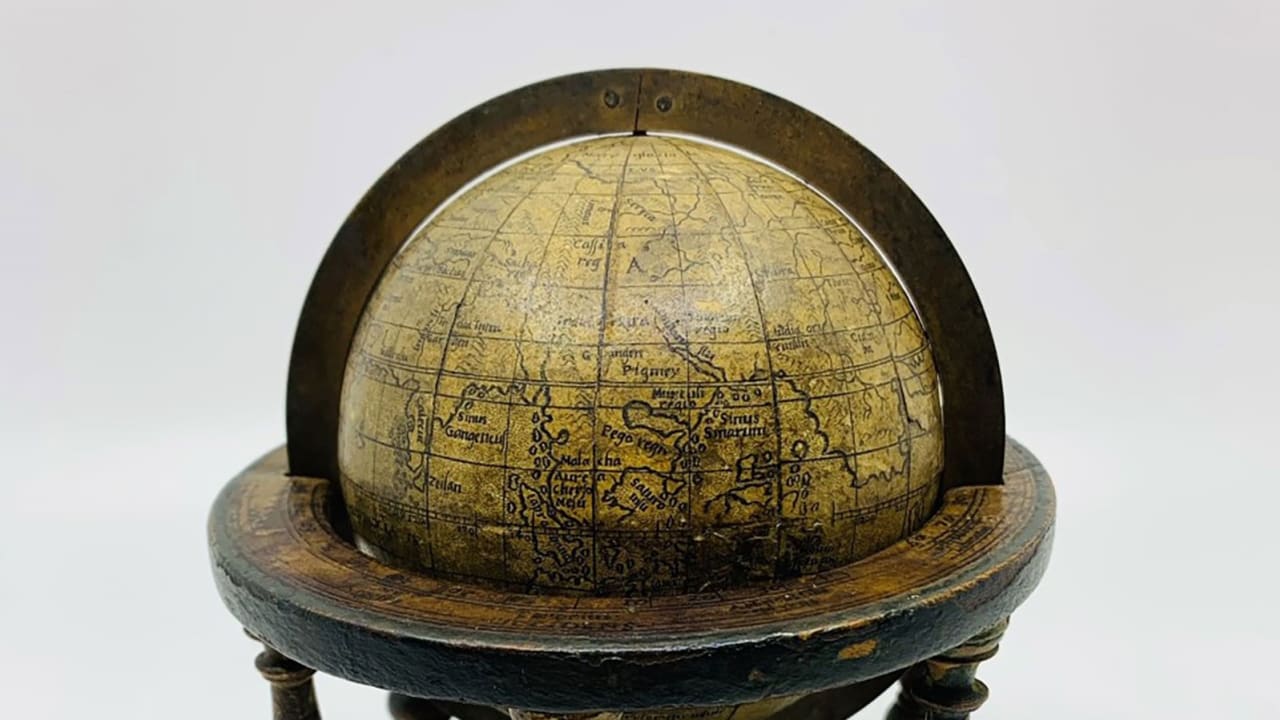 تُظهر العالم قبل اكتشاف أستراليا.. عرض كرة أرضية لا تقدر بثمن في مزاد