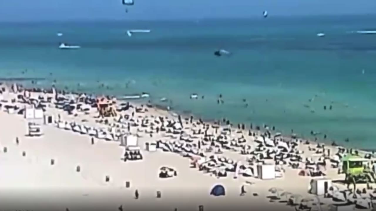 فيديو يوثق لحظة تحطم مروحية على بعد أقدام من مرتادي شاطئ ميامي بيتش