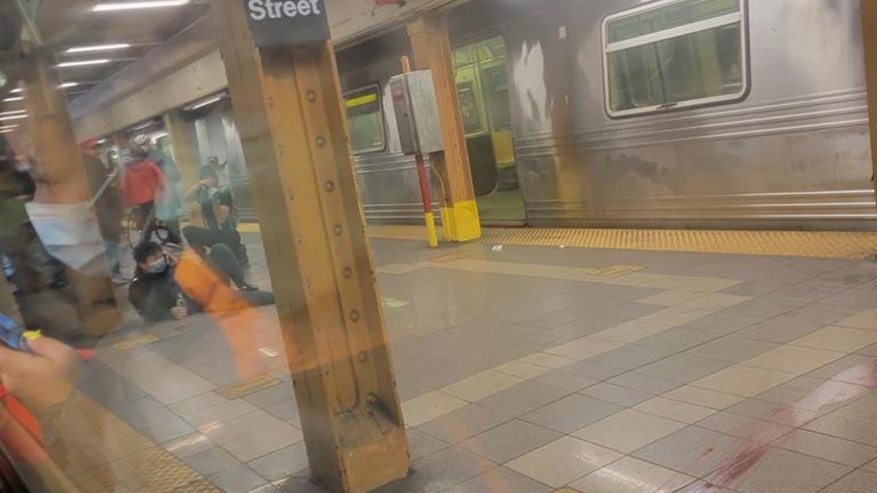 إطلاق نار في محطة مترو بروكلين بنيويورك وتفجير قنبلة دخان