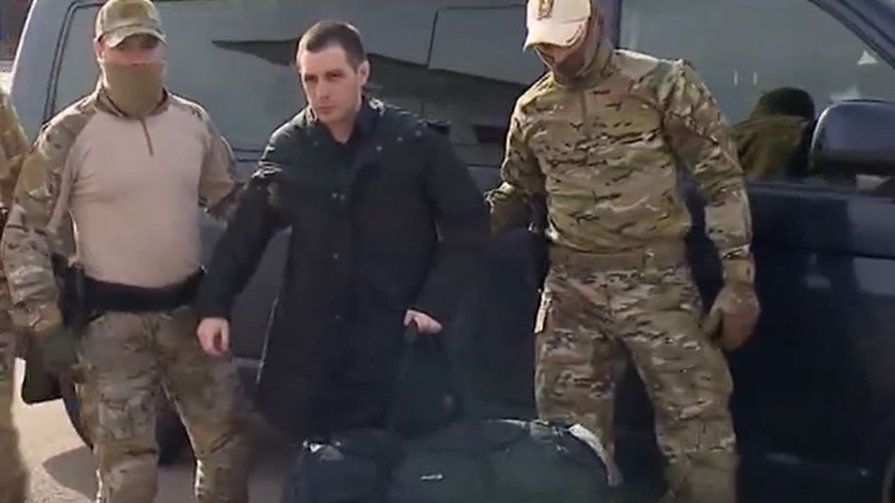 شاهد اللحظات الأولى المزعومة لإطلاق سراح الأمريكي تريفور ريد المحتجز في روسيا