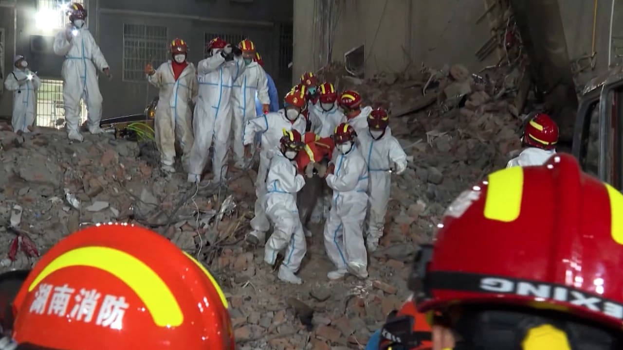 فيديو يُظهر عمال الإنقاذ وهم ينتشلون أشخاصًا من تحت أنقاض مبنى منهار في الصين