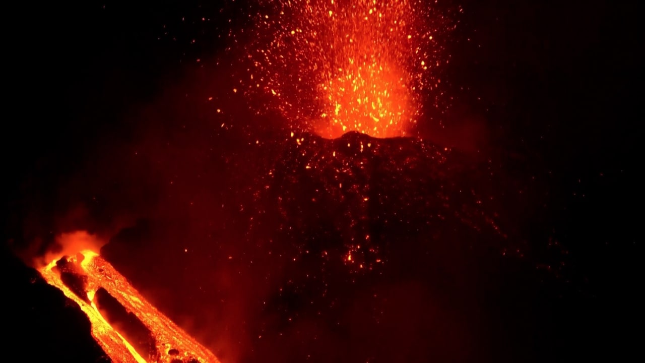 أضاء عتمة الليل بوهج الحمم.. كاميرا ترصد لحظات ثوران بركان جبل إتنا الإيطالي