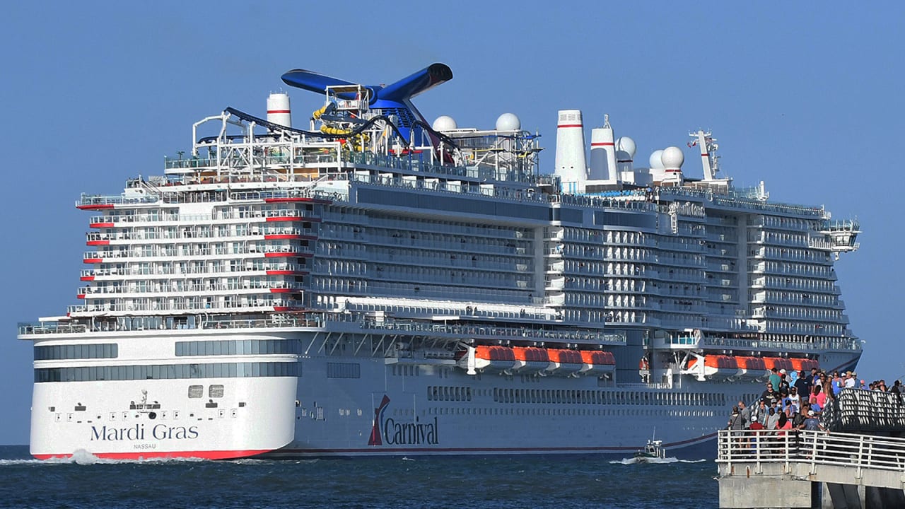 سفينة سياحية تنقذ 16 شخصًا من مركب تتقاذفه الأمواج في عرض البحر الكاريبي