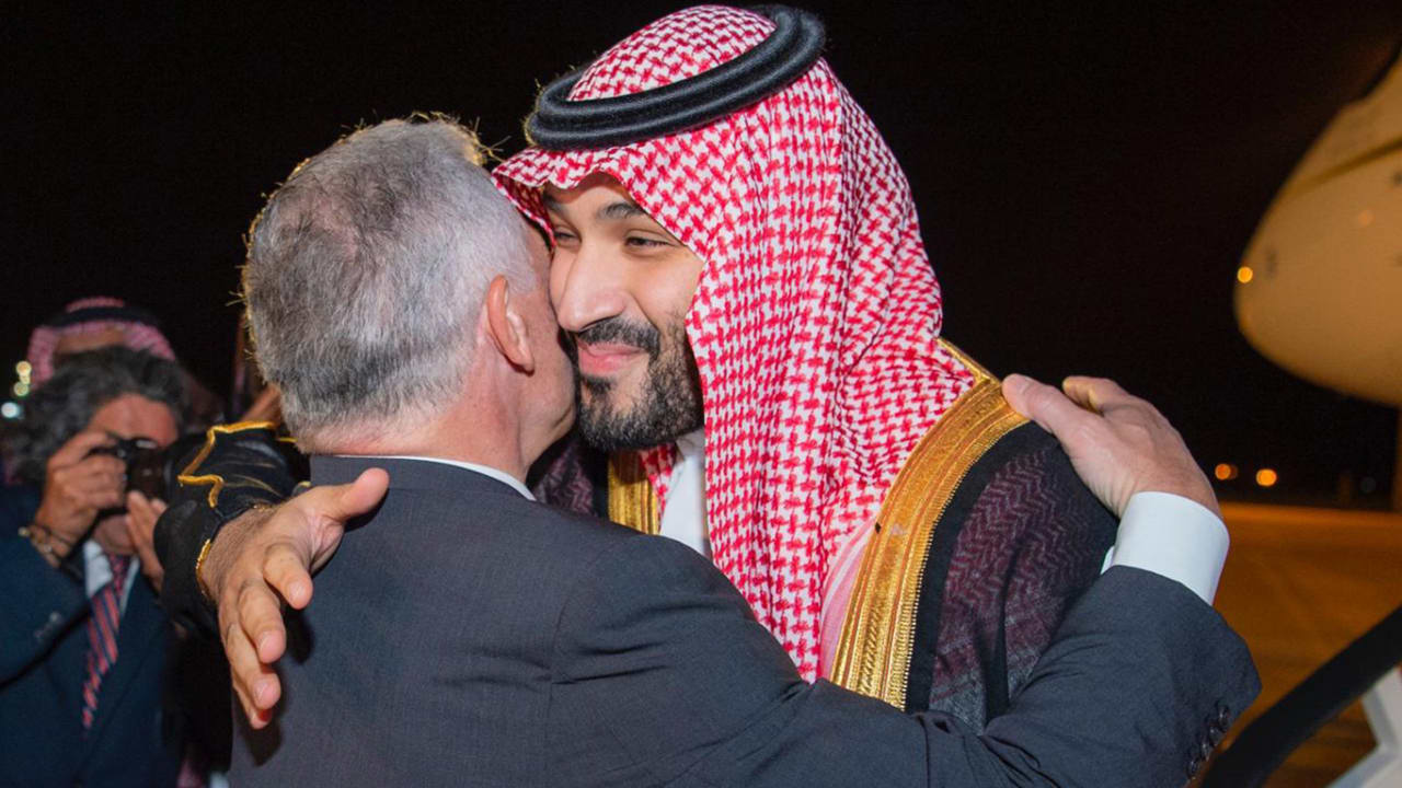 الملك عبدالله يستقبل ولي العهد السعودي لدى وصوله إلى الأردن