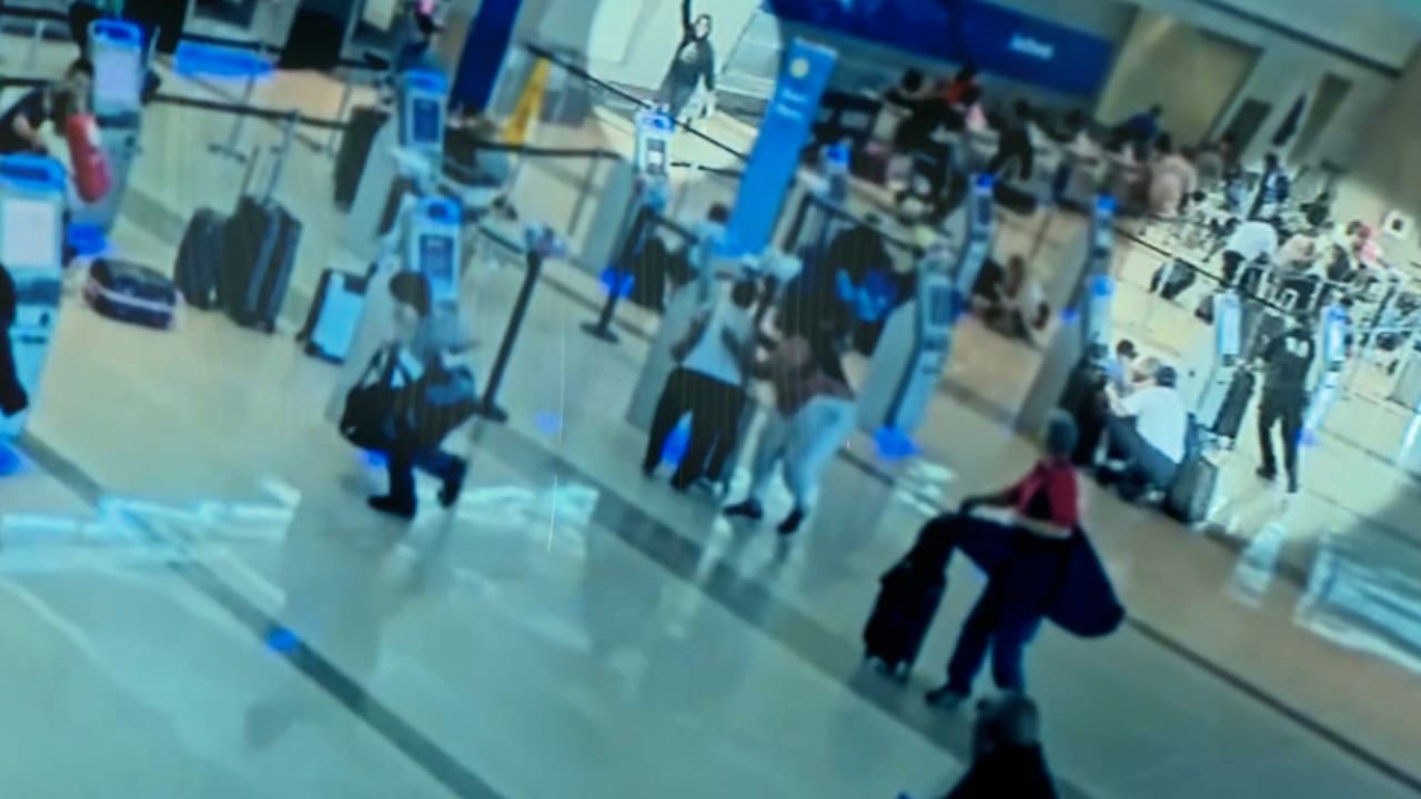 فيديو يُظهر لحظة إطلاق امرأة النار داخل مطار أمريكي.. وضابط يتمكن من إسقاطها أرضًا