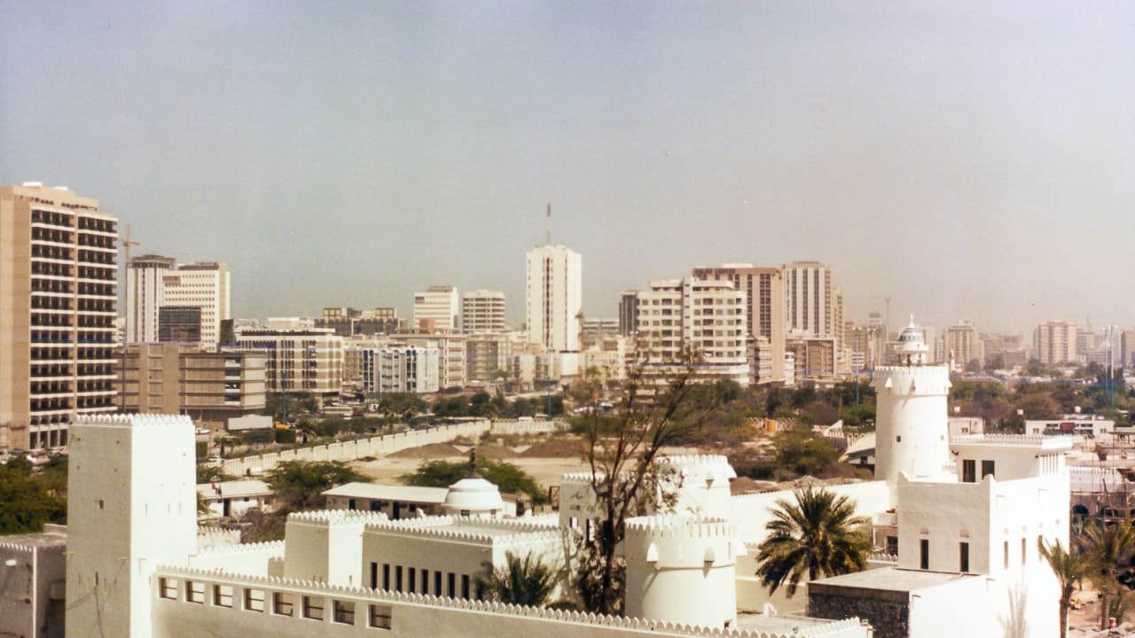 أبوظبي بعيني مصور وثّقها خلال السبعينيات.. هكذا بدت المدينة قبل العالمية