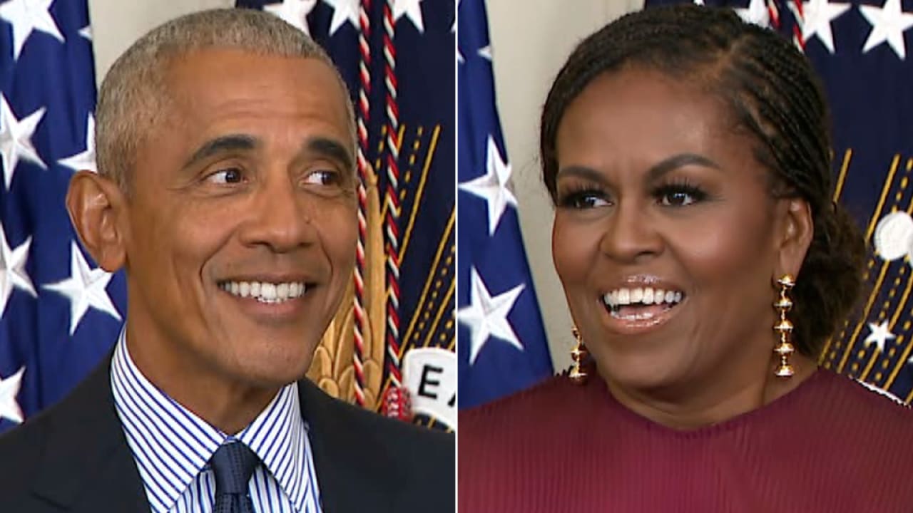 شاهد رد فعل أوباما وزوجته بعد كشف النقاب عن صورتيهما الرسمية بالبيت الأبيض.. كيف مازح ميشيل؟