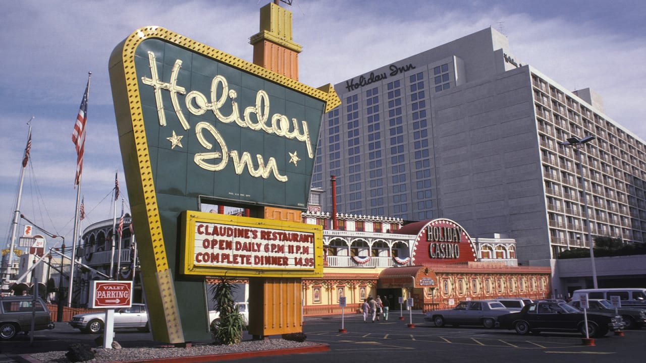 كيف أحدثت علامة "هوليداي إن" ثورة في فنادق القرن العشرين