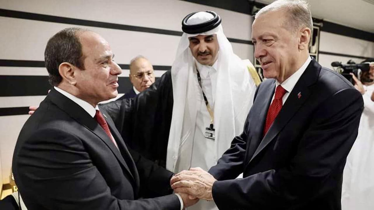 جانب من لقاء الرئيس التركي رجب طيب أردوغان مع نظيره المصري عبدالفتاح السيسي في قطر