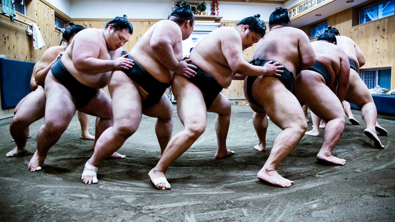 عالمٌ مُحاط بالسريّة.. مصور يُقدم لمحة نادرة عن مصارعي السومو في اليابان