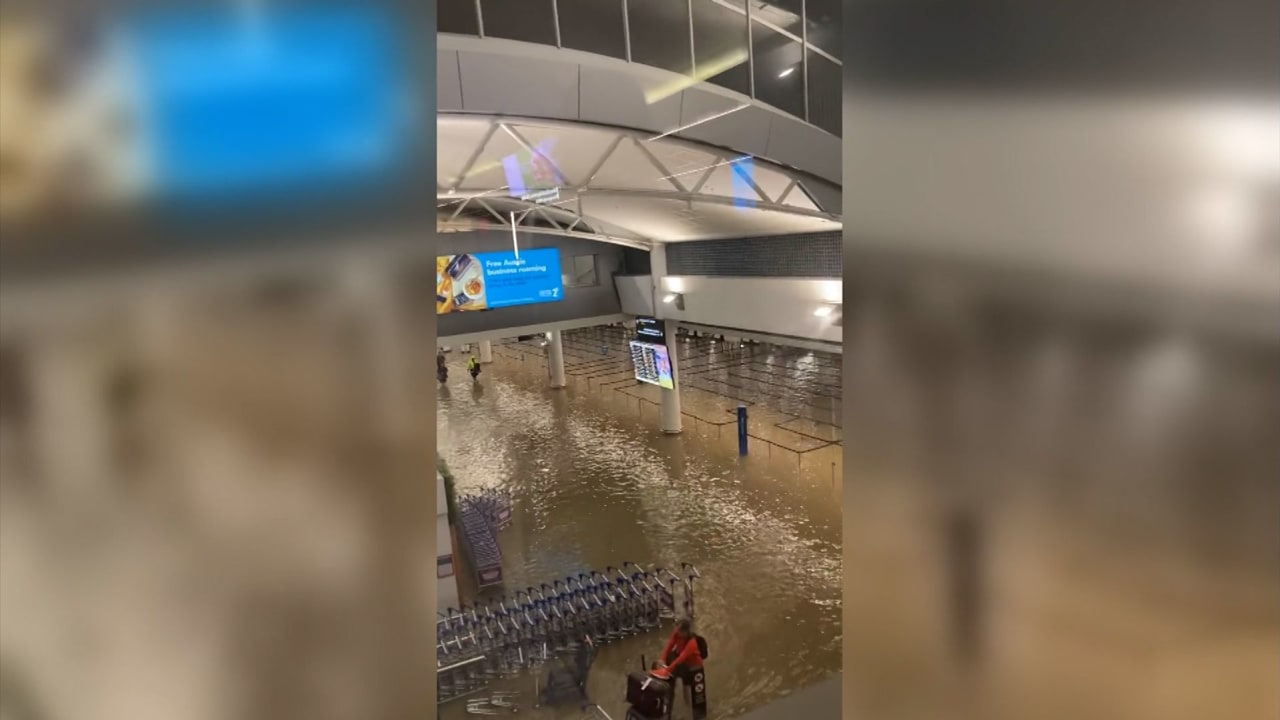 أغرقته المياه.. شاهد ما حدث لمطار أوكلاند في نيوزلندا بسبب الفيضانات