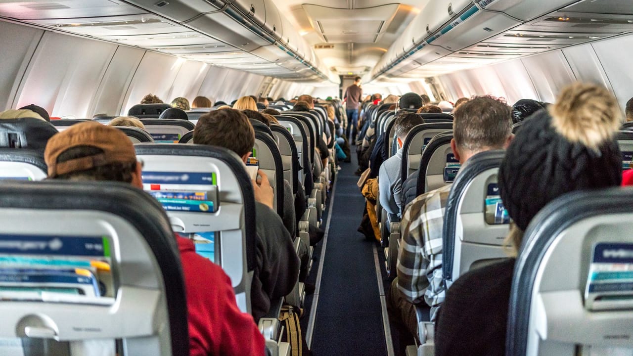 ماذا يحدث لجسمك خلال رحلة طيران طويلة المدى؟