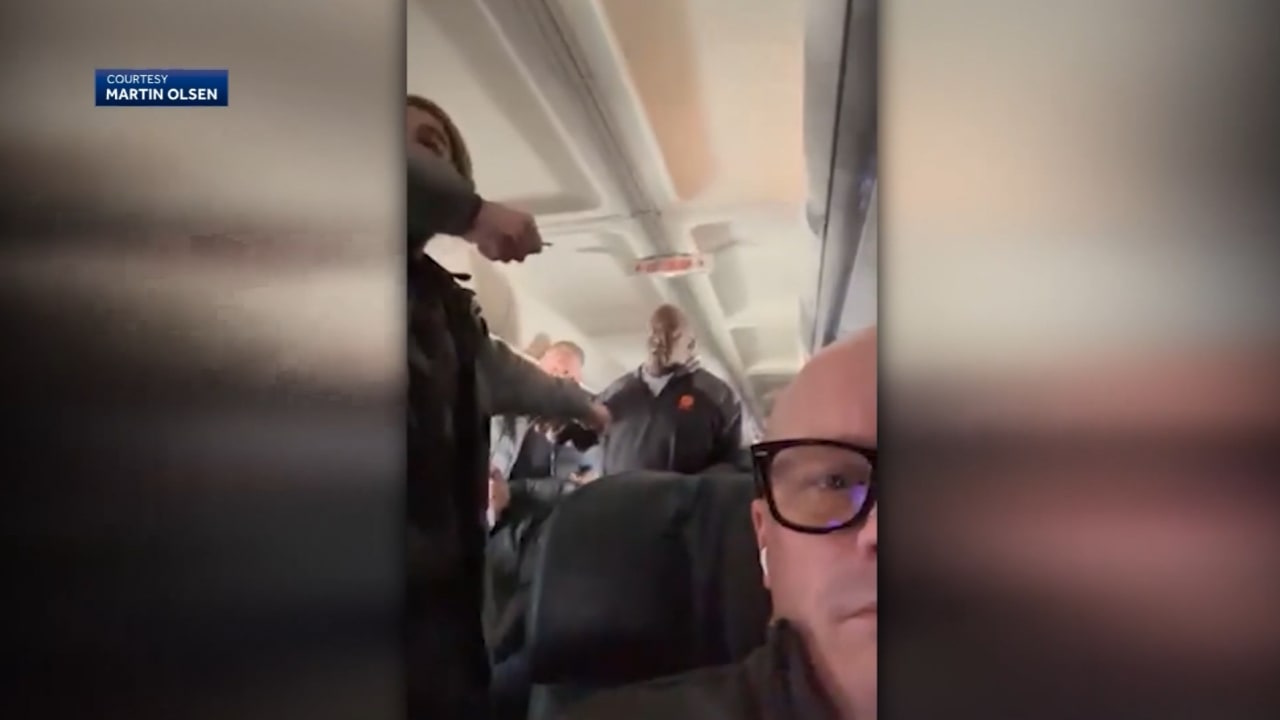 طعن مضيفة طيران بملعقة في الجو.. فيديو يظهر ما فعله رجل على متن طائرة ركاب