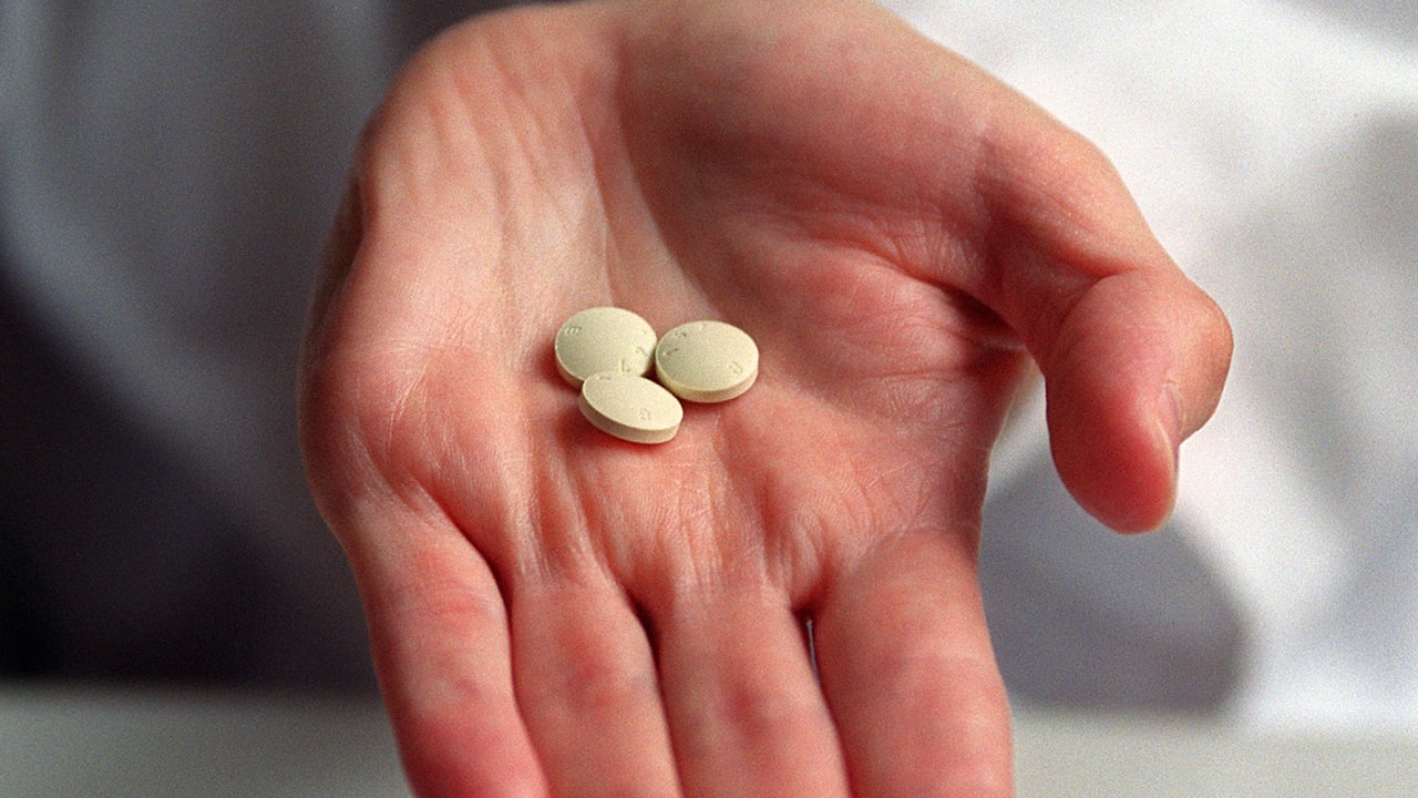 ما مدى أمان حبوب الإجهاض مقارنة بالأدوية الشائعة الأخرى؟