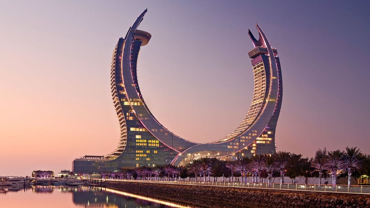 في قطر.. صُمم هذا الفندق الفاخر على شكل سيفين عملاقين