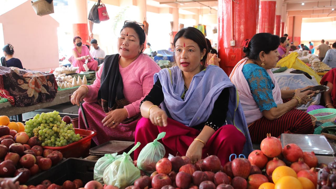 "سوق الأم".. أين يقع أكبر سوق تديره النساء في العالم؟