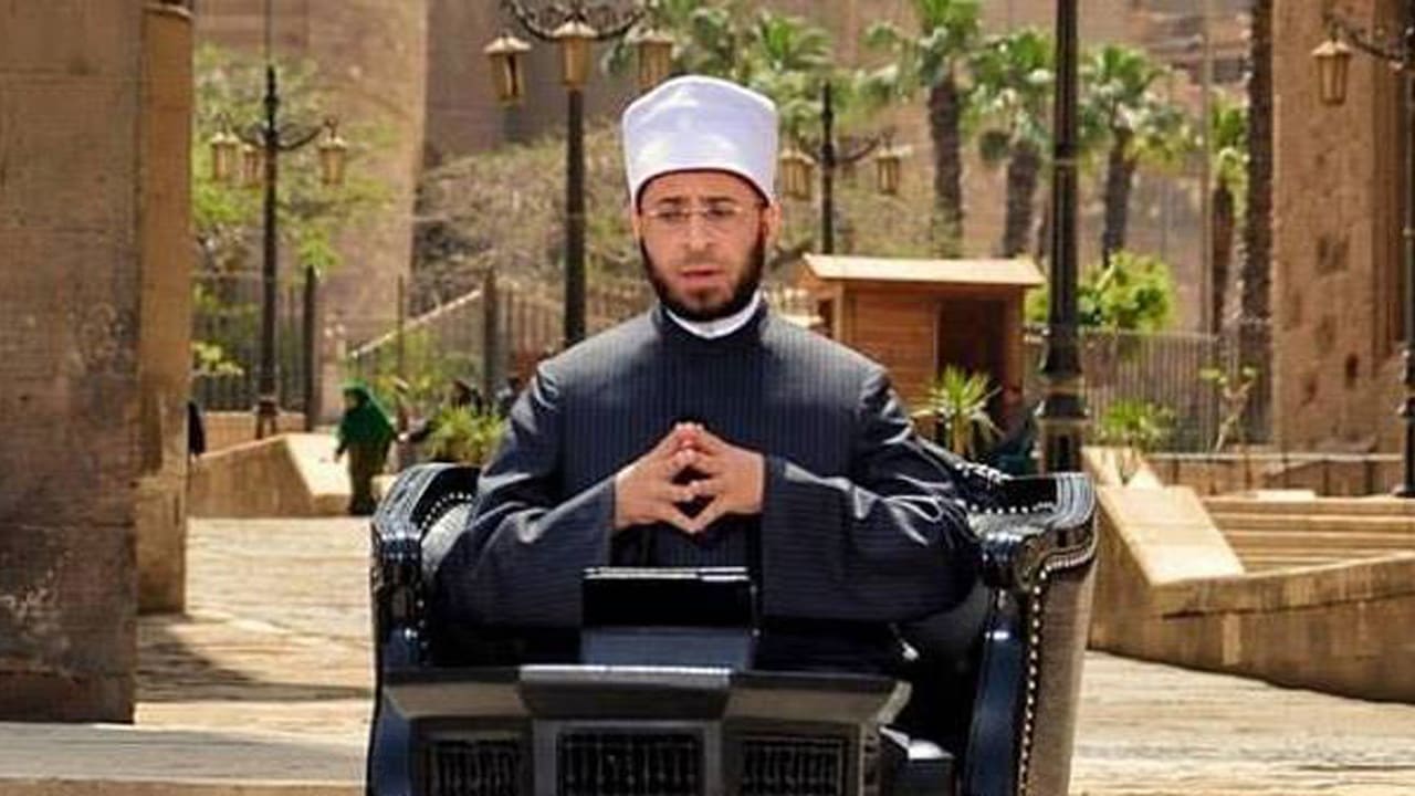 مستشار السيسي يرد على ضجة حمله فوق الأعناق بإندونيسيا