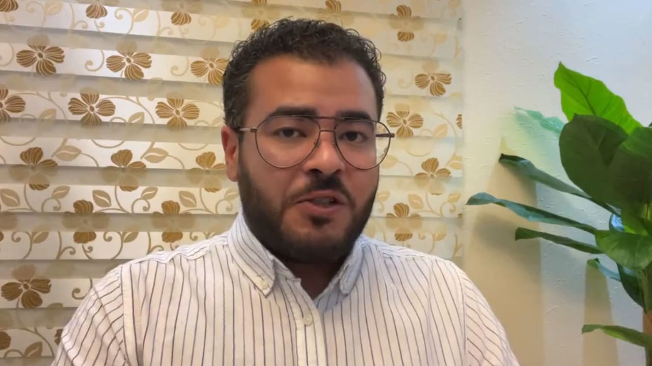 السعودية.. إغماء مراسل قناة على الهواء يثير تفاعلا ووزير الإعلام يعلق