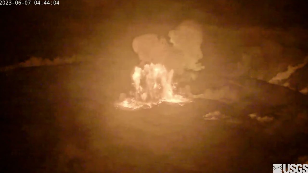 انفجر فجأة وقذف الحمم.. شاهد لحظة ثوران بركان كيلاويا في هاواي