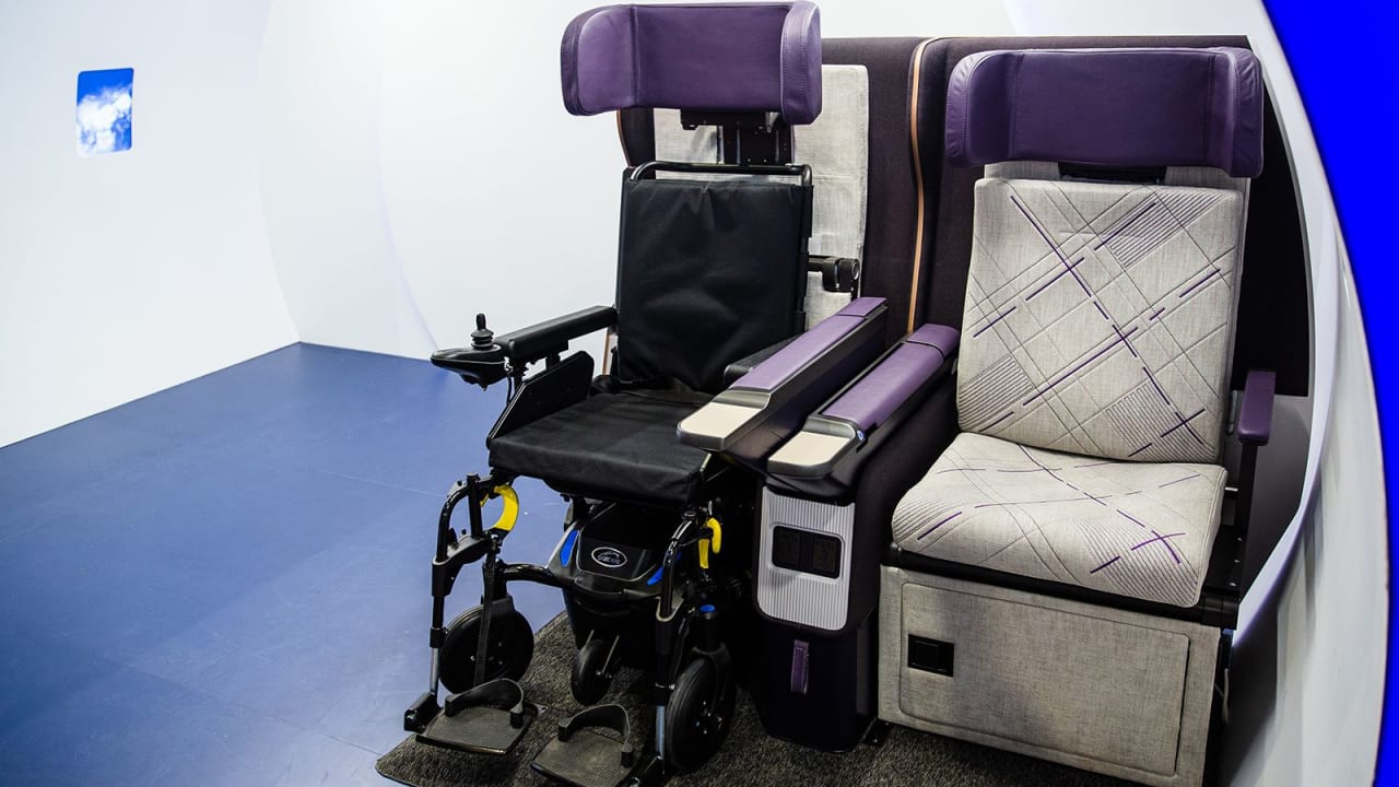 دون أي تغيير هيكلي للطائرة.. تصميم مقعد جديد يناسب مستخدمي الكراسي المتحركة