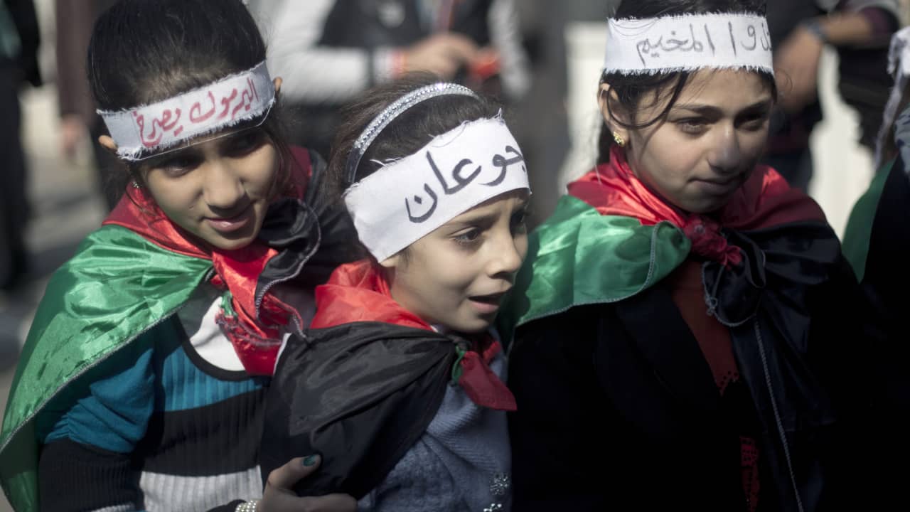 صحف: نكبة الفلسطينيين الثانية باليرموك وأزمة قمامة بتونس