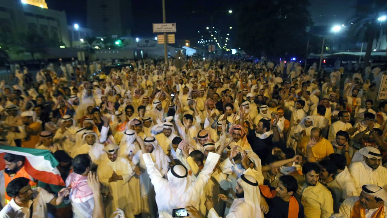 الكويت: سحب جنسية نائب سابق ومالك لقناة تلفزيونية وإغلاق جمعيات.. وإسلاميون يحذرون من التصعيد
