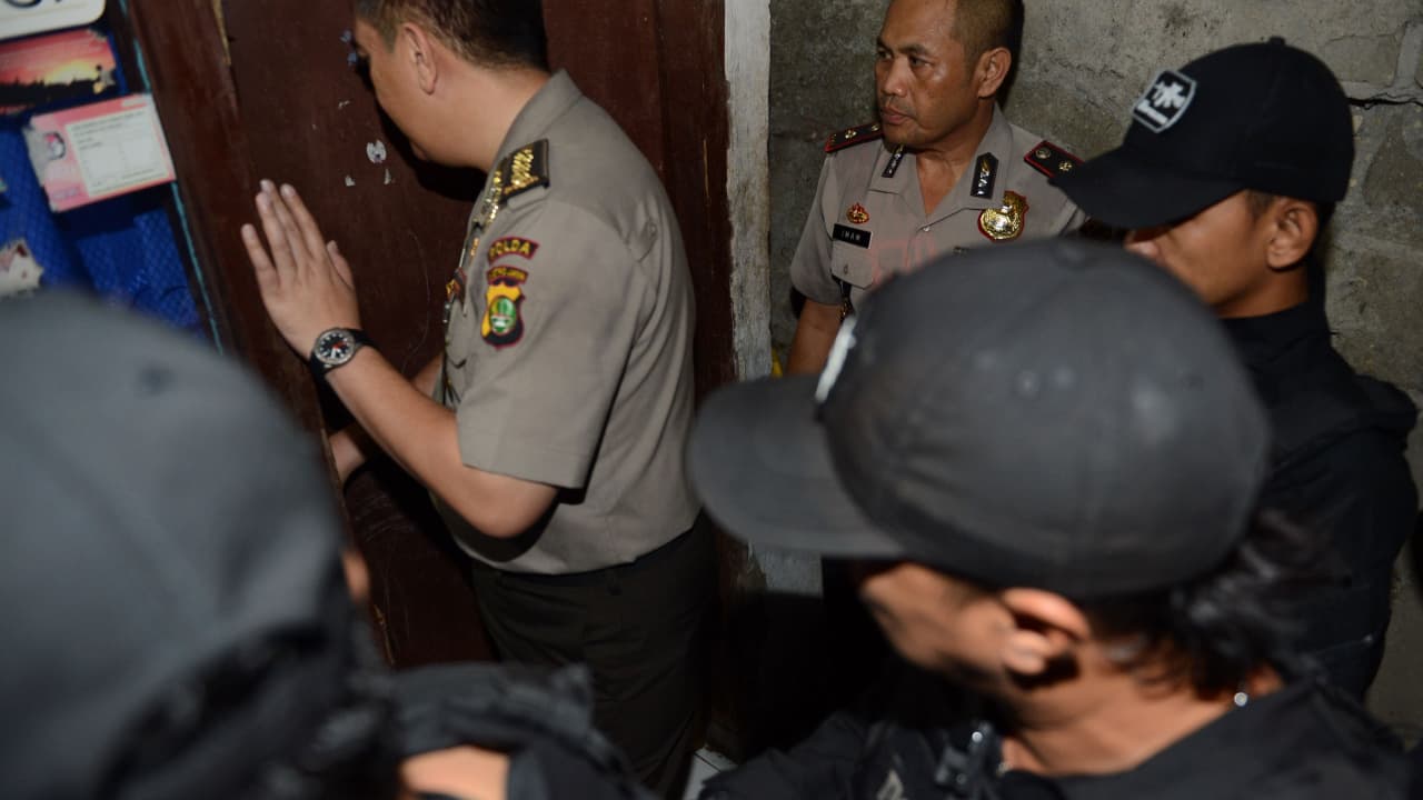 اعتقال 12 شخصا على صلة بهجمات جاكارتا.. والشرطة تتهم أحدهم بتلقي مبلغ مالي من مقاتل بداعش
