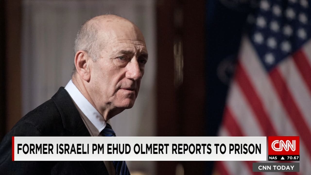 بالفيديو: للمرة الأولى في تاريخ إسرائيل رئيس وزراء سابق يبدأ عقوبة سجنه
