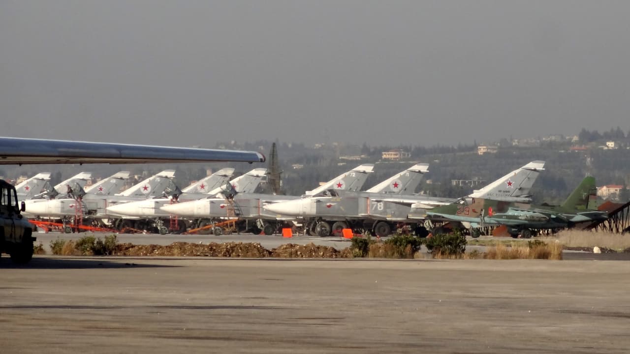 الدفاع الروسية: مغادرة أول دفعة من طائراتنا من قاعدة حميميم إلى روسيا