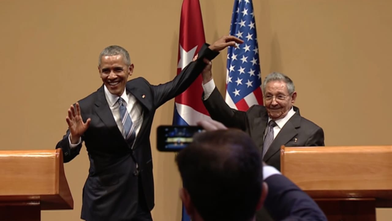 بالفيديو: لماذا رفع كاسترو ذراع أوباما في نهاية المؤتمر الصحفي المشترك؟