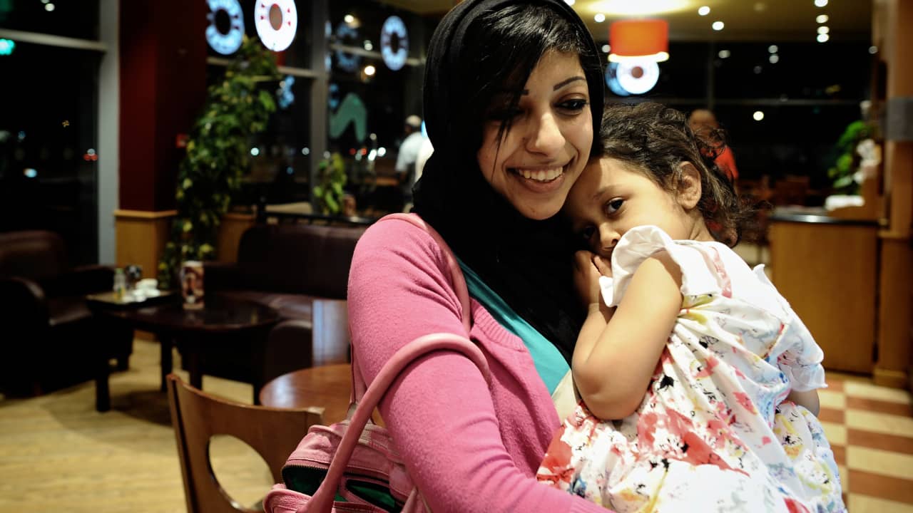بعدما مزقت صورة الملك.. الداخلية البحرينية تُعلن الإفراج عن الناشطة زينب الخواجة وطفلتها "لأسباب إنسانية"