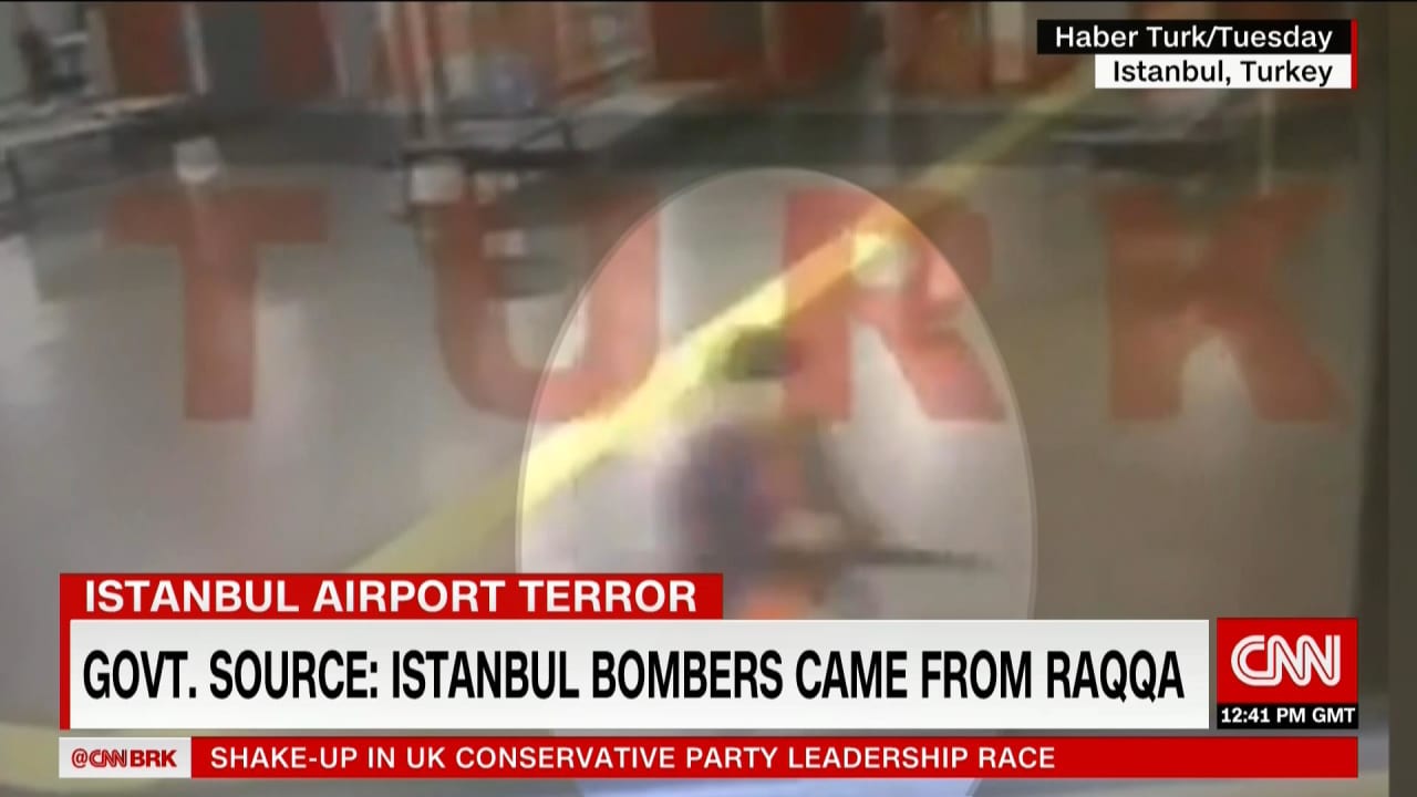 مسؤول تركي لـCNN: منفذو هجوم مطار أتاتورك جاءوا من الرقة بسوريا وقيادة "داعش" متورطة بالعملية