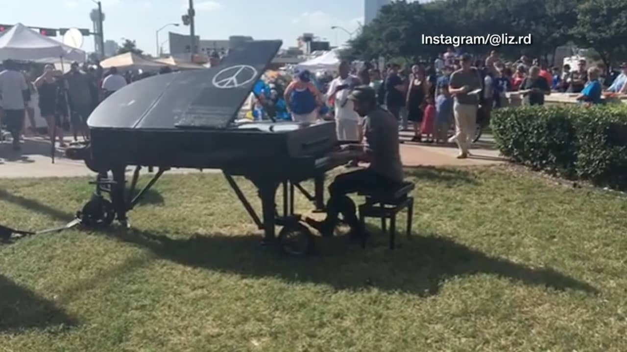 شاهد.. موسيقي يعزف البيانو خارج مقر للشرطة في دالاس