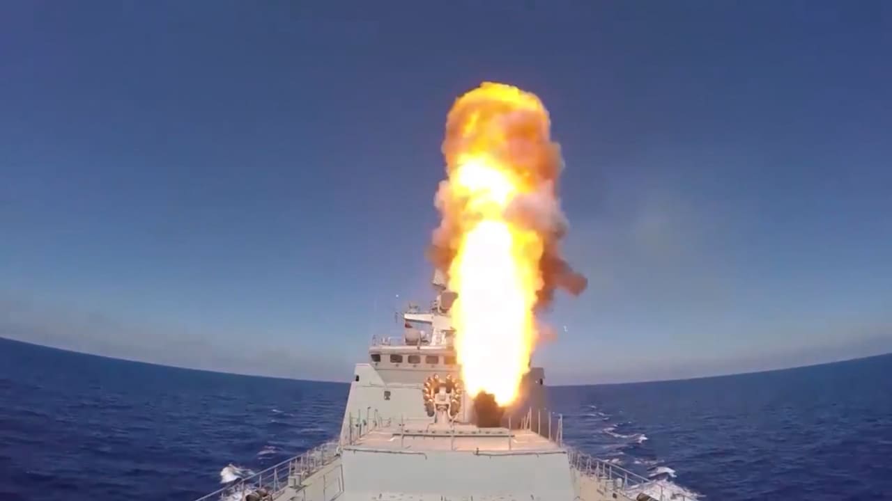 شاهد.. روسيا تقصف داعش في تدمر بصواريخ من المتوسط