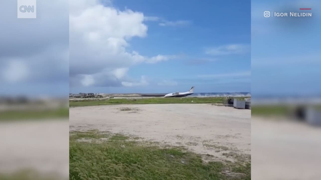 شاهد لحظة هبوط طارئ لطائرة دون استخدام العجلات!