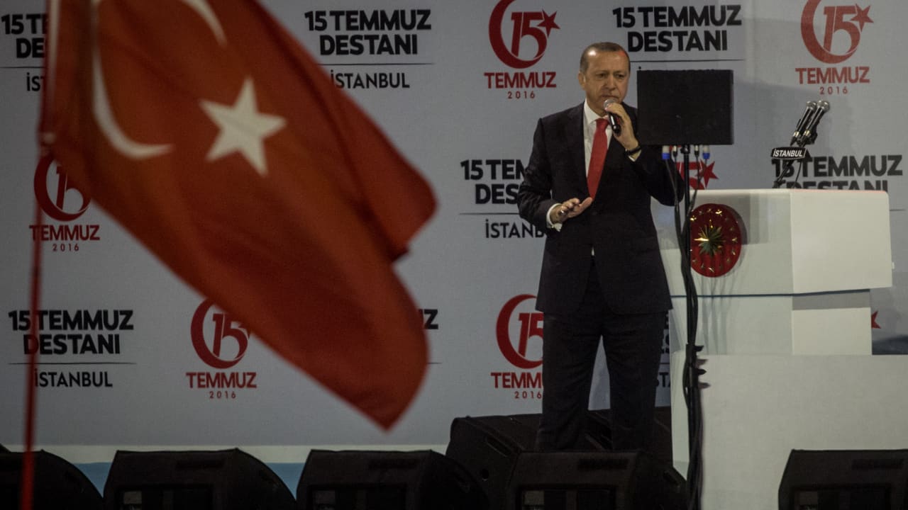 أردوغان بذكرى الانقلاب الفاشل: سنقطع رؤوس الخونة