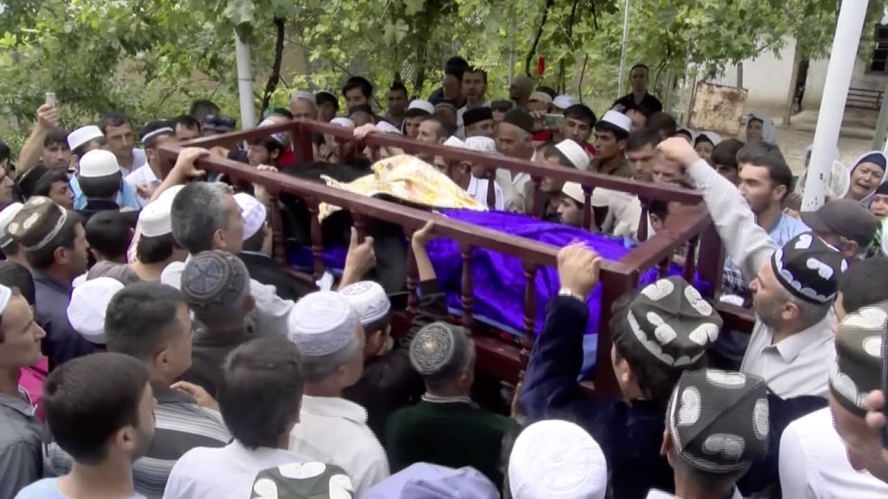 في طاجكستان.. قوانين لمنع ارتداء الأسود والصراخ خلال الجنازات
