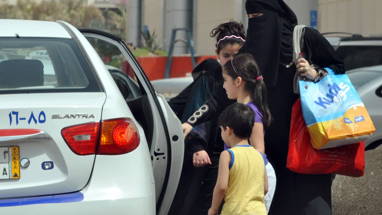عبداللطيف آل الشيخ: قرار السماح بقيادة المرأة يساعد على الاستغناء عن السائق الأجنبي في السعودية