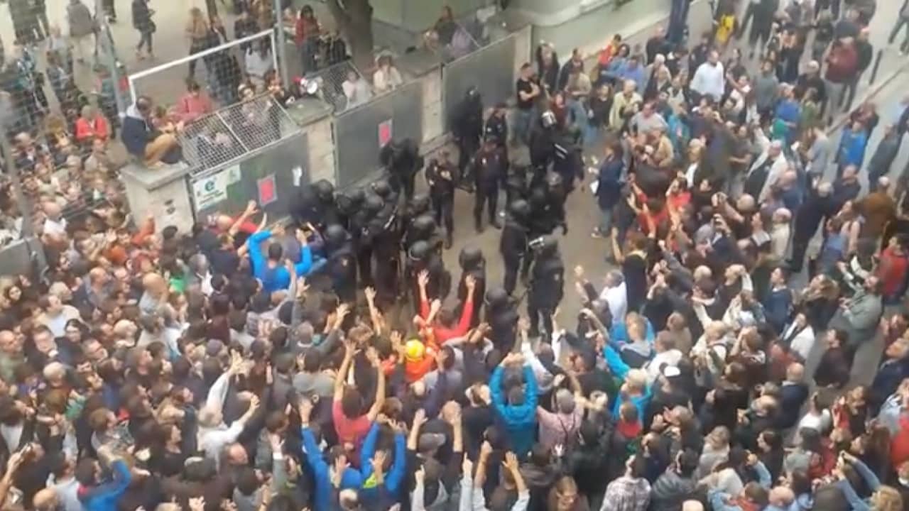 إصابة المئات في اشتباكات إثر محاولة شرطة إسبانيا منع استفتاء كتالونيا