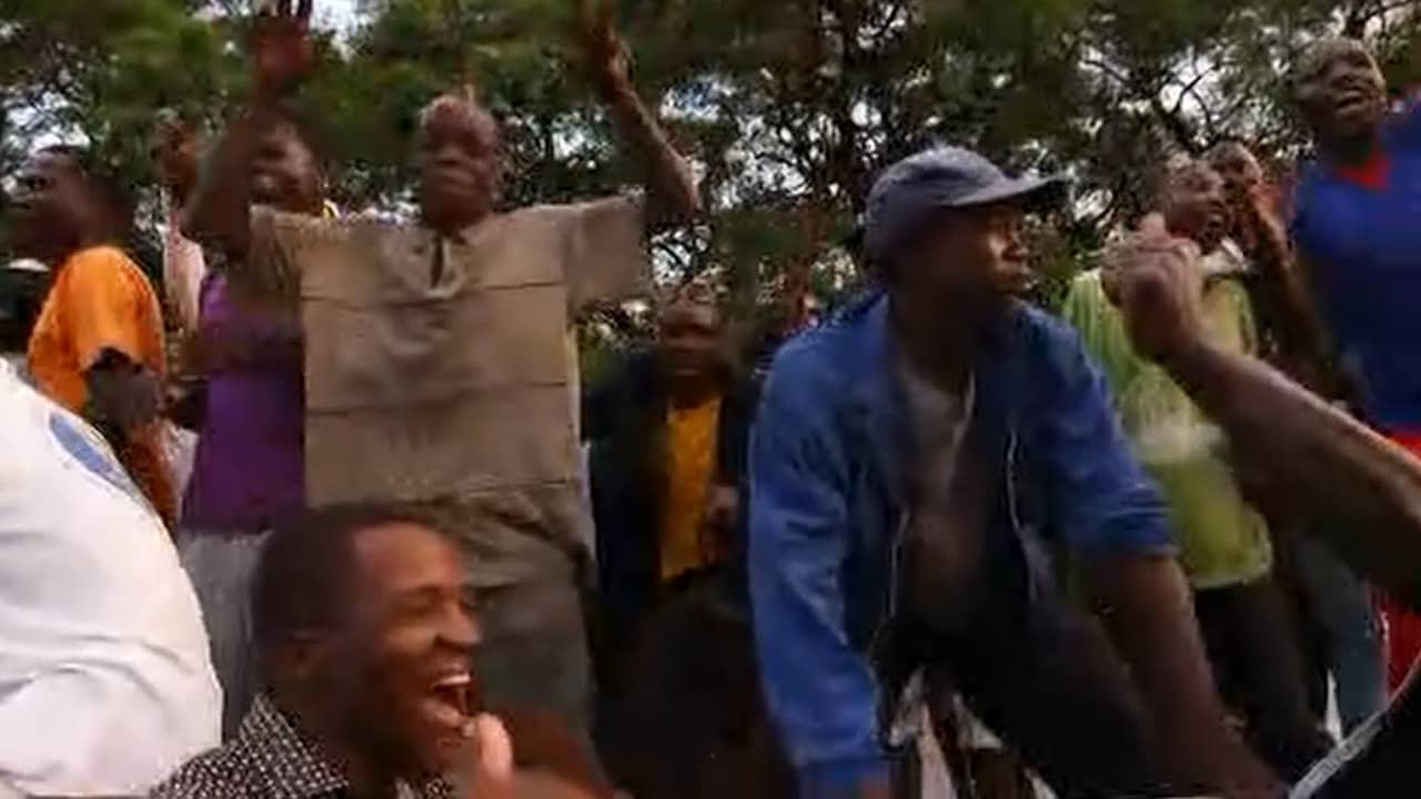 شاهد.. احتفالات بزيمبابوي بعد إعلان استقالة موغابي