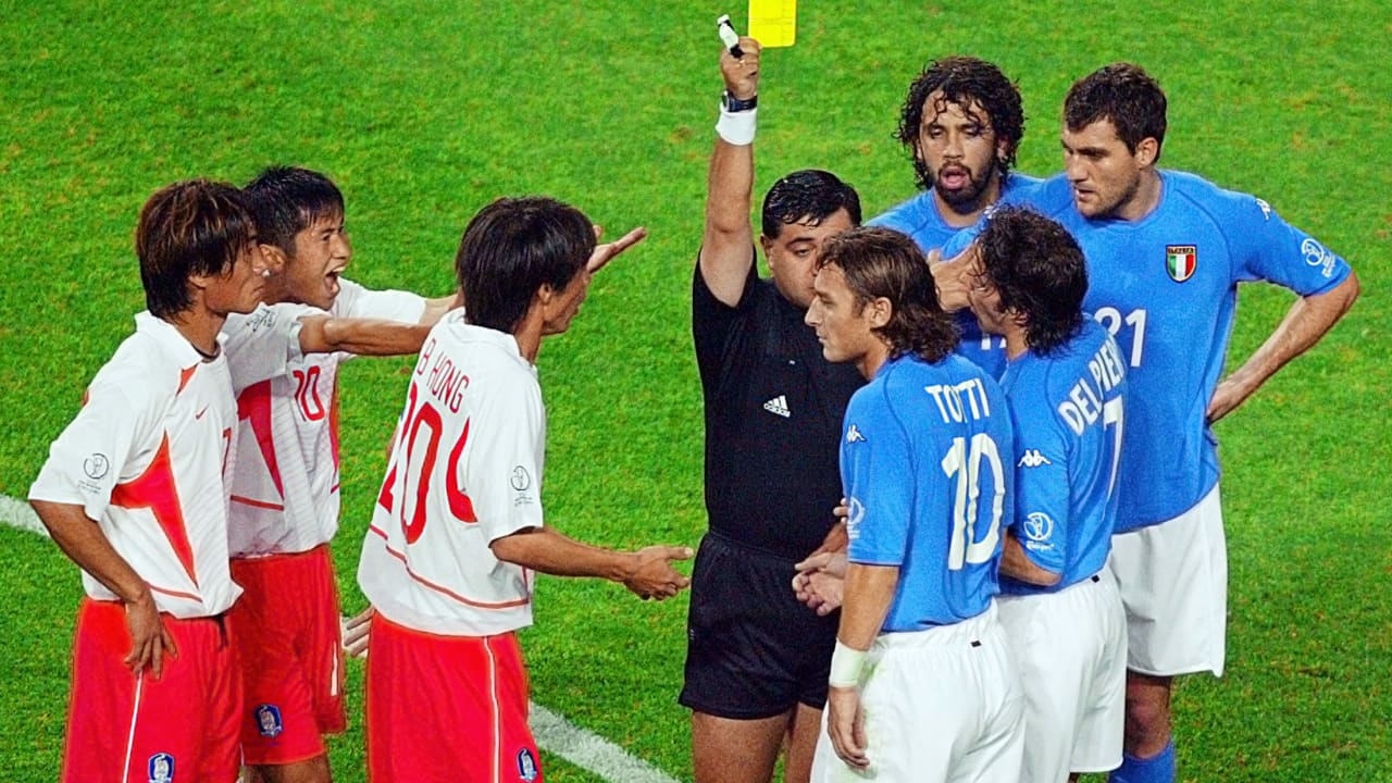 حكاية مونديال 2002: إيطاليا تخرج بفضيحة تحكيمية في بطولة "محبطة" 