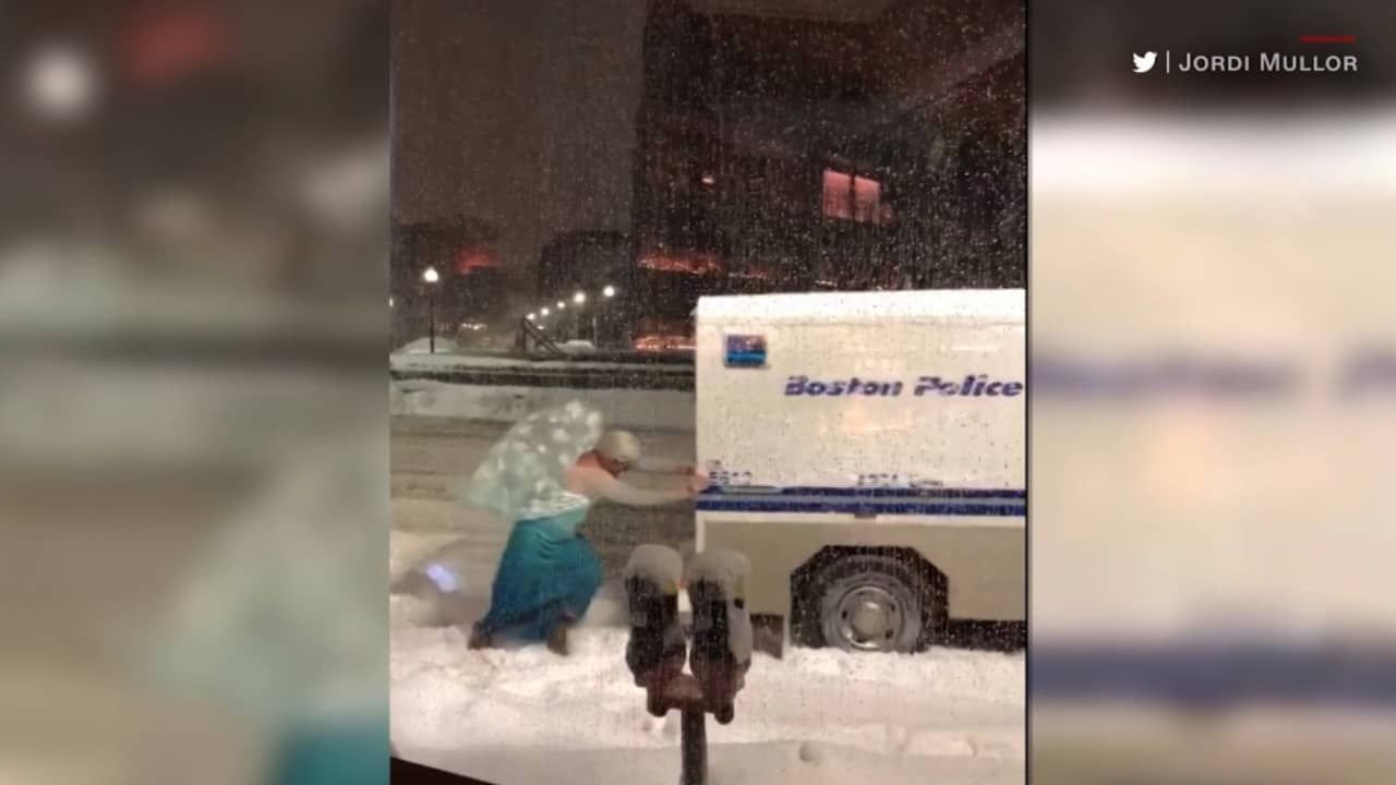 شاهد.. “إلسا” تنقذ سيارة شرطة عالقة بالثلوج