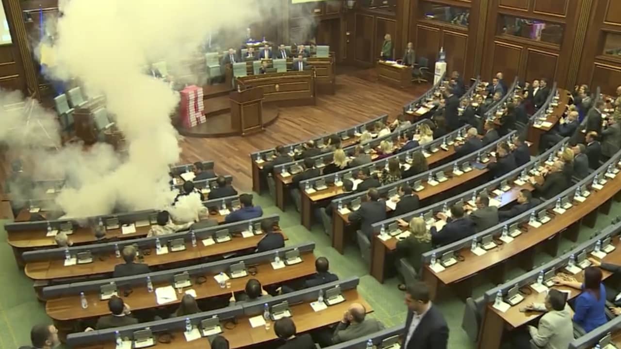 شاهد.. إلقاء قنابل غاز مسيل للدموع داخل برلمان كوسوفو