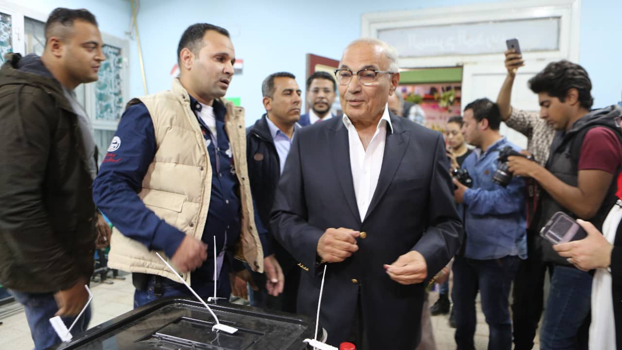 شاهد.. أحمد شفيق يدلي بصوته بالانتخابات الرئاسية