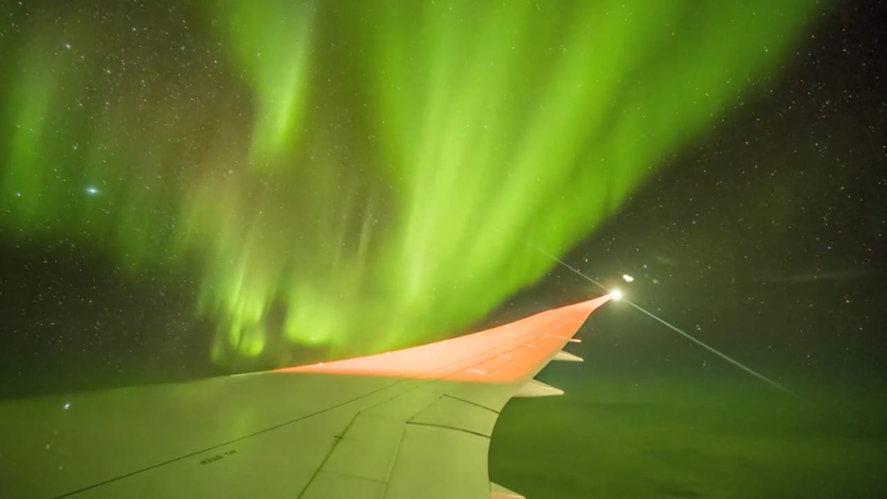 منظر رائع للشفق القطبي من على متن طائرة